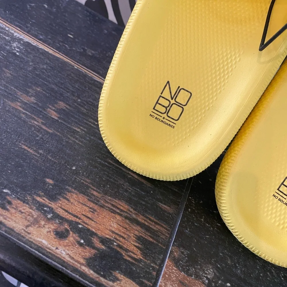SMILEY FACE SLIDES by No Boundaries! Wear with out without socks 😀SUPER …
